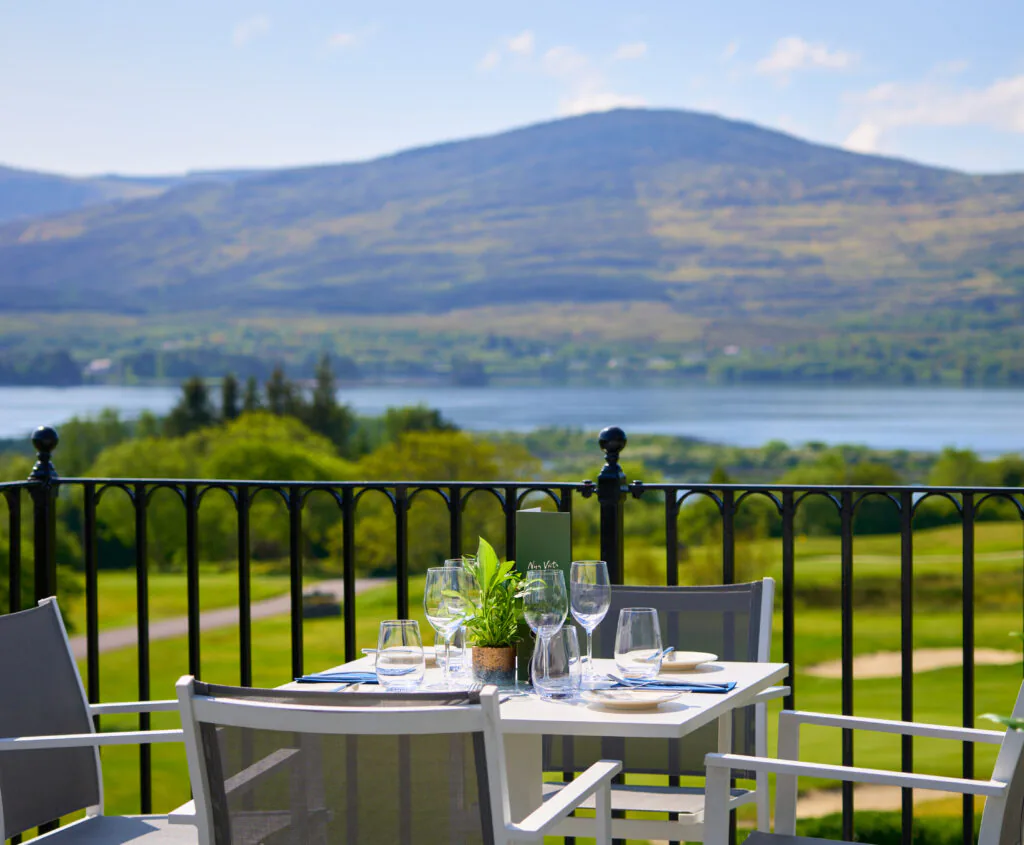 Serene lakeside dining with mountain views; enjoy outdoor seating and nature’s tranquillity. Ideal for relaxing getaways.